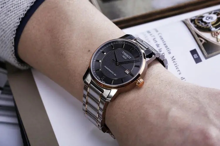 天梭手表的皮表带上有水痕怎么办？